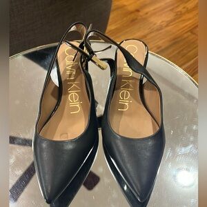 Calvin Klein Pump with kitten heels like new